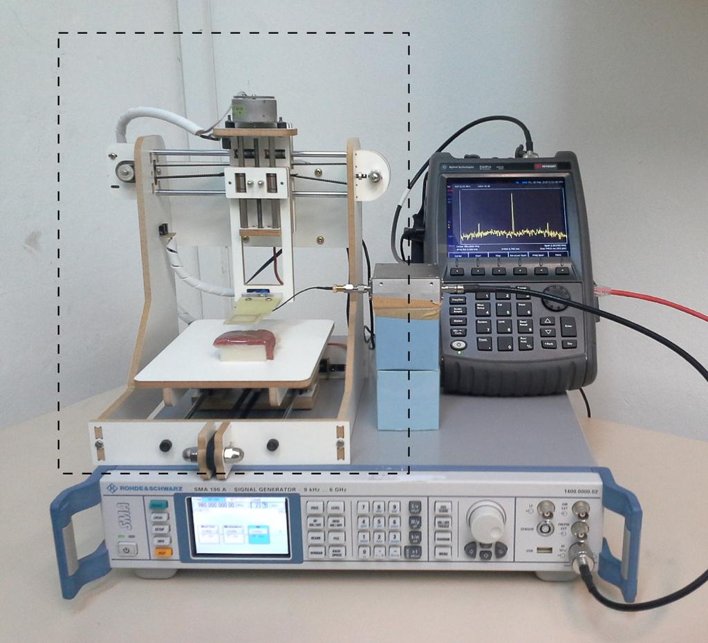 69 bancada consiste da ma quina posicionadora com a placa de circuito com o indutor transmissor acoplado a ponta de prova e o circuito integrado com o indutor receptor na mesa de trabalho da