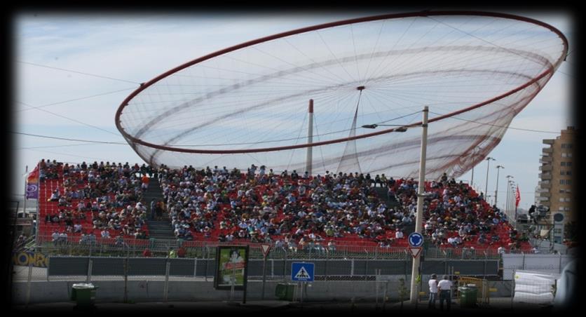 Com a inclinação de 23º, cada lugar sentado em cadeira individual, tem uma linha de visibilidade óptima sobre todas as cenas.