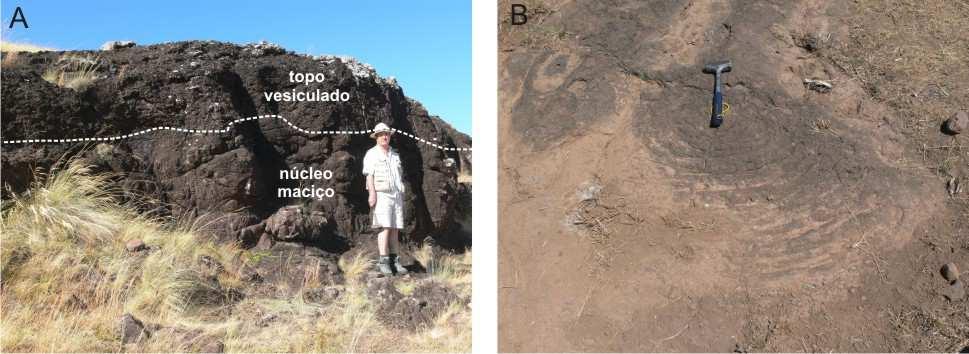 Figura 3- A) Estruturação dos derrames pahoehoe e B) superfície com cordas. Os níveis escoriáceos são compostos por fragmentos irregulares de basalto vesicular associados com quartzo e carbonato.