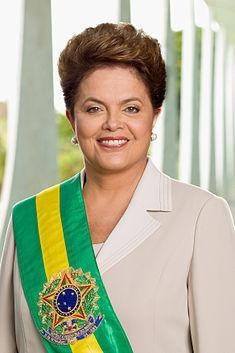 Ascenção e queda de Dilma Rousseff Dilma Vana Rousseff foi eleita em 2010 à primeira mulher a exercer o cargo de presidente da República no Brasil e logo no início do mandato em 2011 o governo teve