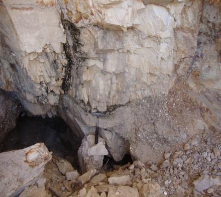 25 Segundo Lira (2014), a figura 7 ilustra o acesso à rocha mineralizada como evidencia de atividades de mineração, expondo os cristais de feldspato e quartzo notáveis.