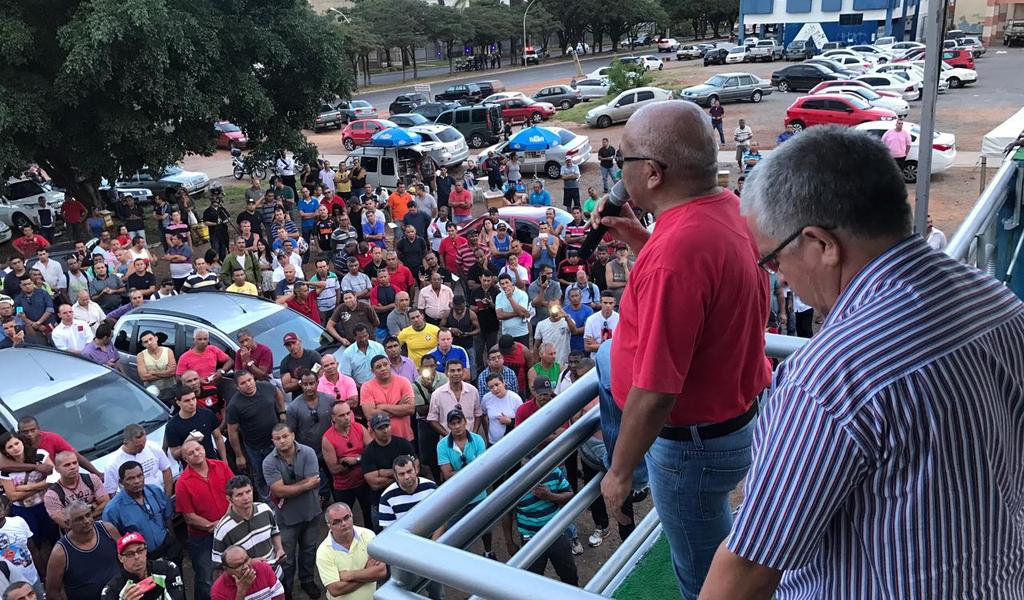 Greve decretada: ou os patrões cumprem acordo coletivo, ou os vigilantes entram em greve Assembleia geral dos vigilantes do DF realizada após a mediação no MPT 23/03 Os vigilantes rejeitaram a