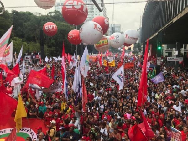 Dia 31 o povo sairá às ruas para defender seus direitos Direitos trabalhistas garantidos na CLT estão sendo roubados e a mídia tradicional não explica quem serão os mais prejudicados.