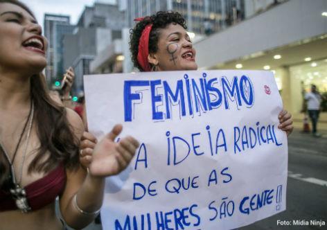 IBGE mostra que desigualdade de gênero e raça no Brasil perdura As mulheres trabalham em média 7,5 horas a mais que os homens por semana.