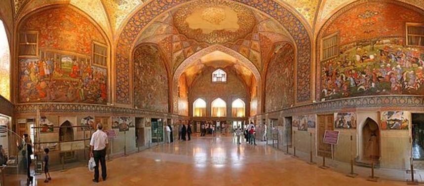 6º dia Isfahan Pequeno-almoço no hotel. Continuação da visita de Isfahan com passagens no Palácio Chehel Sotun, seguido da Mesquita Jameh e da Catedral Vank. Almoço em restaurante local.