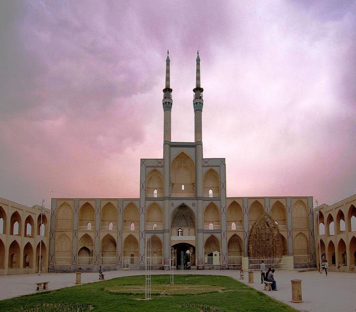 jantar no recinto do Museu; Palácio Chehel Sotun; Mesquita Jameh; Catedral Vank; Mesquita Masjid y Shad; Monumento Minar Jonban; Em Naein: