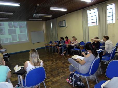 2 2.2. Registro em linhas gerais, das atividades realizadas com os cursistas no mês em questão: a) conceitos trabalhados relacionados com a unidade VII e VIII: Educação estatística.