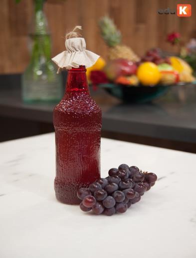 Licor de uvas 500 g de uvas 500 g de açúcar 400 ml de conhaque ou vodca 10 Lave bem as uvas Seque com papel-toalha Em um recipiente