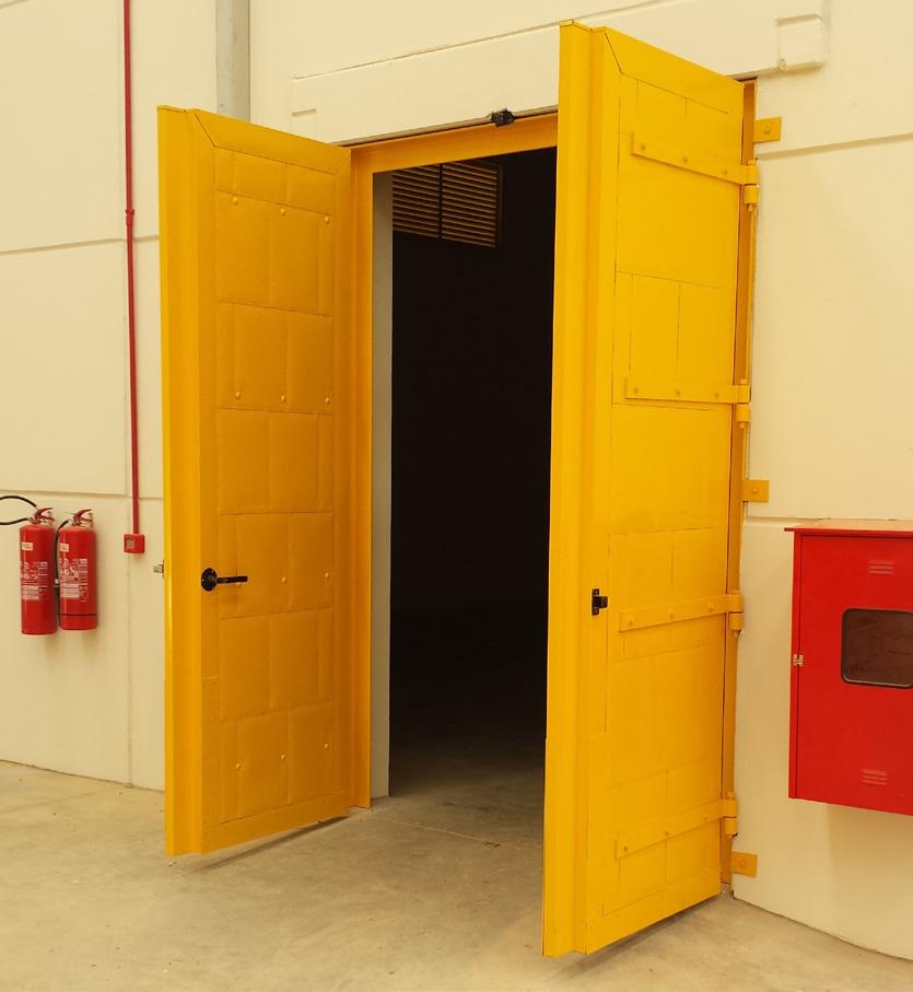 Porta Industrial Porta de Giro Porta com dobradiça de eixo vertical Indicadas para uso em indústrias de produtos químicos, explosivos, borracha e indústria têxtil.