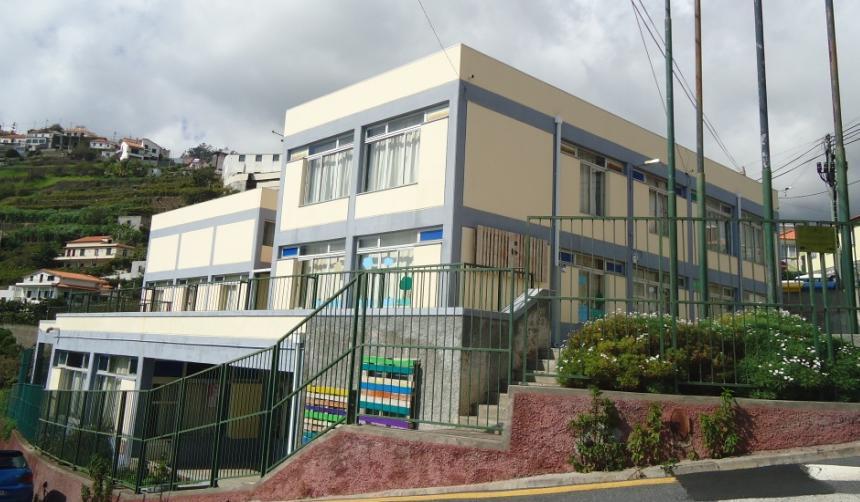 Estabelecimento: Escola Básica do 1.º Ciclo com PE do Pedregal Funciona a tempo inteiro desde o ano letivo de 1995/1996. Procedeu-se a obras de melhoria em 2002 e 2010.