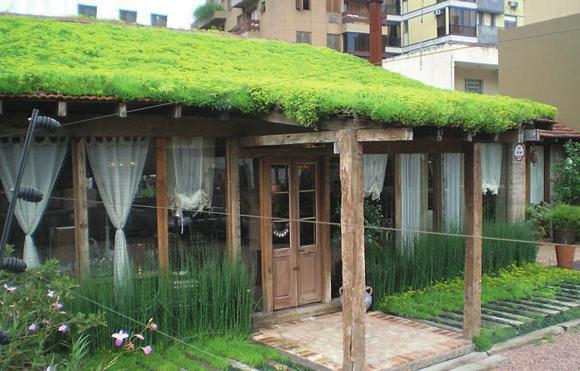 200 Cadernos de Graduação Figura 2 Residência com telhado verde contínuo Fonte: Ecotelhado (2007).