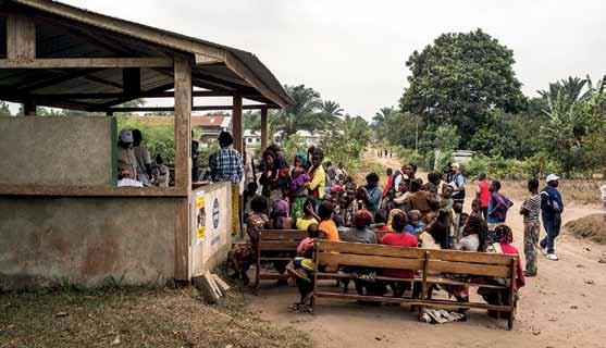 Centro de saúde da periferia de Kinshasa, capital do Congo, durante a campanha de vacinação para deter a epidemia de 2016 2 A vacinação protege as pessoas, mas não interrompe a transmissão do vírus
