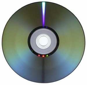 Memória Óptica A nova tecnologia de armazenamento de grande capacidade (4,7 GB) é o Disco de Vídeo Digital (Digital Versatile Disk - DVD); Os DVDs têm duas camadas de informação, uma clara e uma