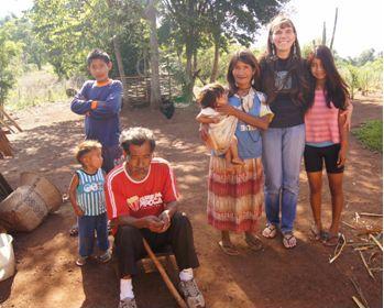 26 privada que individualiza as pessoas, a terra onde habitam é compartilhada por todos. Como numa grande família eles compartilham as atividades e aprendem uns com os outros.