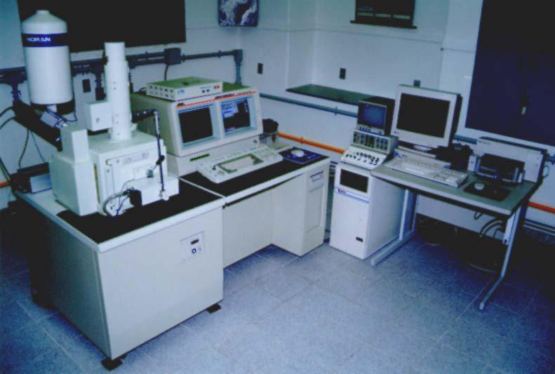 12 - Microscópio Eletrônico de Varredura Jeol JSM 5800-LV equipado com EDS e