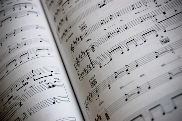 Curso Online de Leitura e Escrita Musical AULA 7 - ACENTO MÉTRICO E SÍNCOPE MÉTRICA Tempos tendem a ser agrupados em padrões que são consistentes por todo um trecho; o padrão de tempos é chamado de