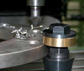 - O aperto é feito através do parafuso SW 27 mm em aço temperado. - Um anel tensor em latão impede a danificação das peças.