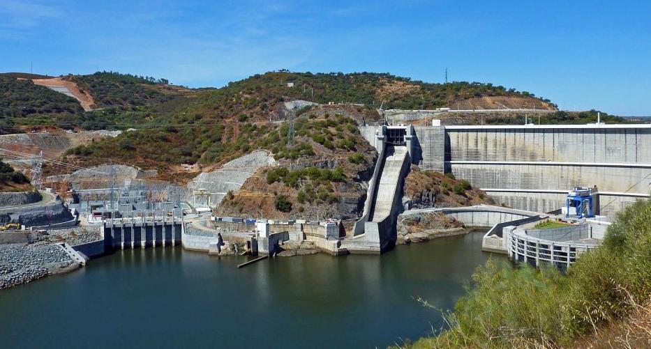 instalada de 259 MW com uma produção anual média de 400 GWh Pico de turbinamento em 2010 (ano húmido) com produção de 700