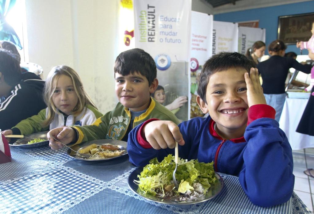 segurança alimentar para as crianças da comunidade, garantindo seu melhor aproveitamento escolar, geração de renda e capacitação para as mães, garantindo mais estabilidade para as famílias.