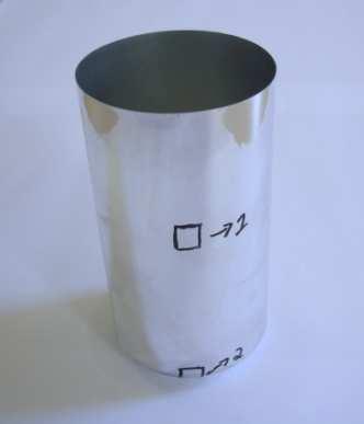 76 Também foram retiradas amostras de latas após a estampagem. A Figura 3.4a representa a lata após a estampagem. Já a Figura 3.