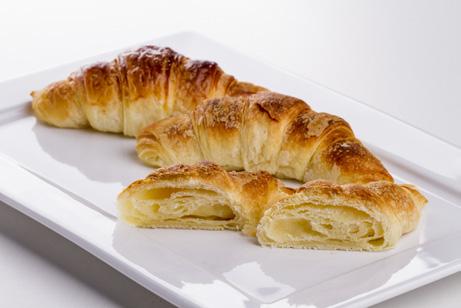 2 Aula 2 Croissant VALIDADE: 7 dias na geladeira ou 30 dias congelado RENDIMENTO: 2 kg de massa 1 kg de farinha de trigo 20 g de sal 100 g de açúcar 50 g de manteiga 20 g de leite em pó 50 g de ovo