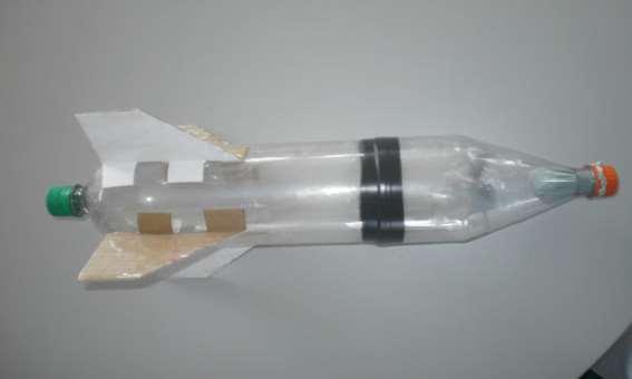 DESCRIÇÃO DO EXPERIMENTO FOGUETE O experimento do foguete de garrafa pet, consiste basicamente nos alunos construírem um foguete que utilize duas garrafas descartáveis de