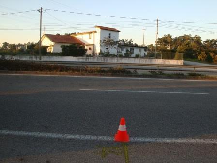 º km Na Estrada da Mota, 9,20 m antes do portão de acesso ao armazém da empresa Teka.