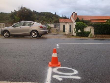 º Km Alinhado com antiga paragem de autocarro situada em frente a uma vivenda