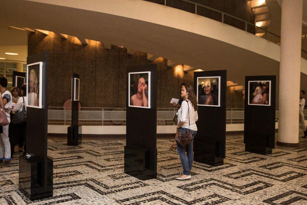 EXPOSIÇÃO ALÉM DA PELE A exposição Além da Pele - fotografias de Régia Patriota, apresentou de forma poética crianças com patologias