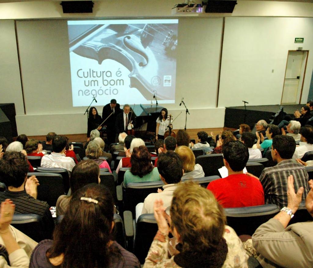 Antes e durante os eventos culturais que ocorrem no auditório da Associação Paulista de Medicina são realizadas projeções de slides que além