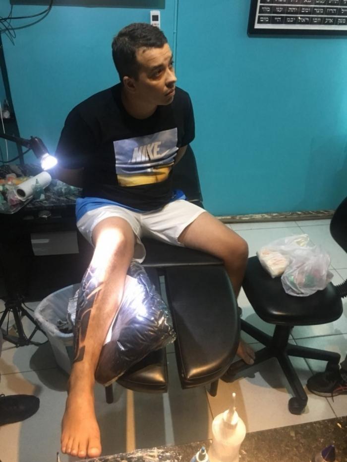 Homem foi flagrado fazendo tatuagem em Ipanema Divulgação Ele foi flagrado pelos agentes