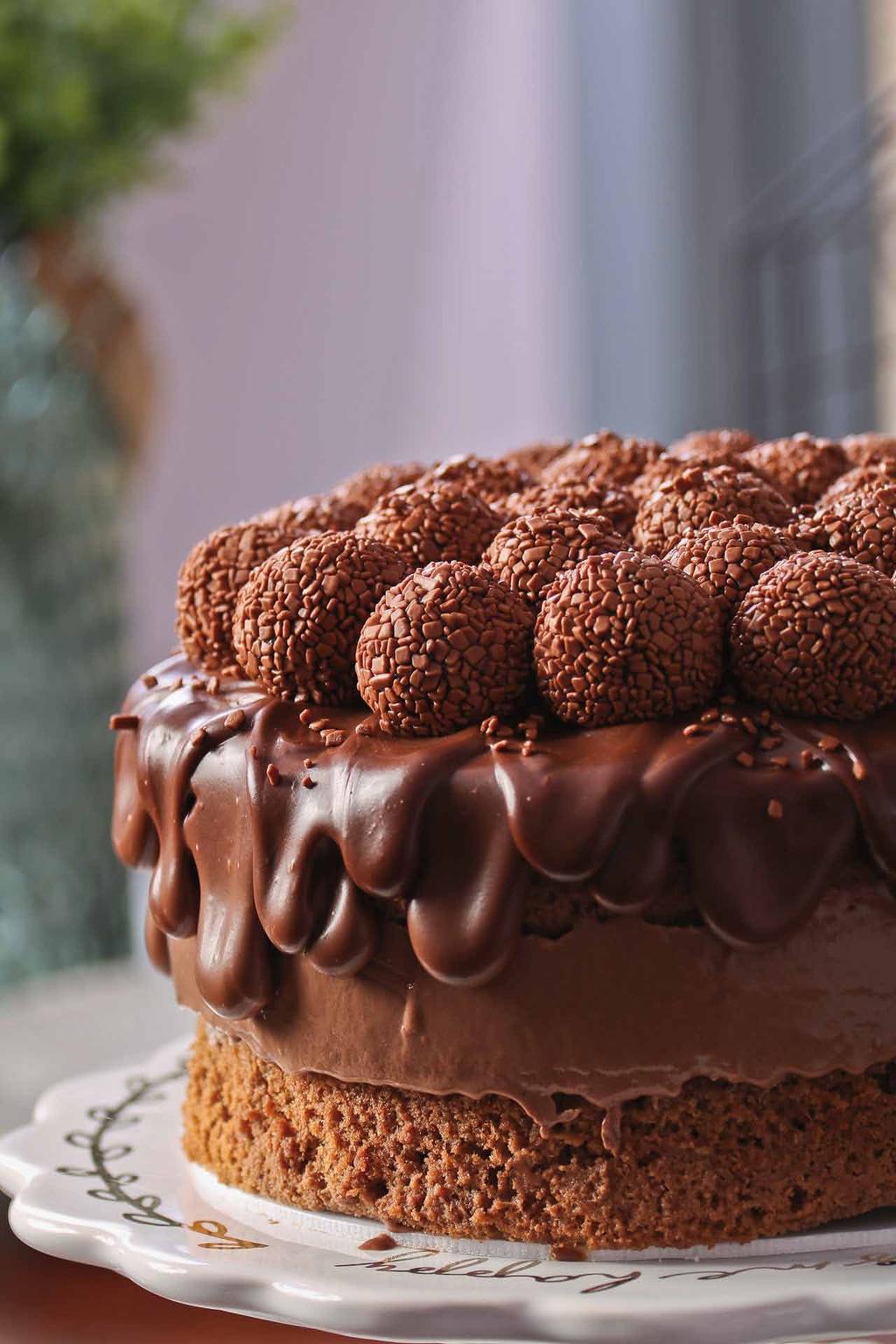 TRUFADO 100% Chocolate com licor especial que salienta o sabor intenso deste bolo. Deixe seu Bolo muito mais bonito e saboroso com o adicional de frutas vermelhas ou brigadeiros.