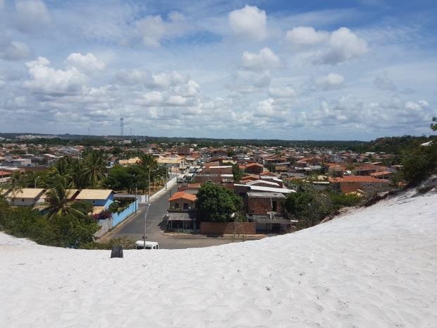 2014 2017 (a) Figura 4: Local referente ao Parque Municipal Dunas de Abrantes, dentro do limite da APA Joanes- Ipitanga: (a) descarte de resíduos sólidos em áreas de Dunas; (b) avanço da ocupação em