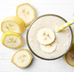 2) Suco de banana e mamão Principais Benefícios da Banana: Ajuda a baixar a pressão arterial Normaliza o trânsito intestinal Ótimo auxiliar na digestão Diminui os níveis de açúcar no sangue Ajuda a