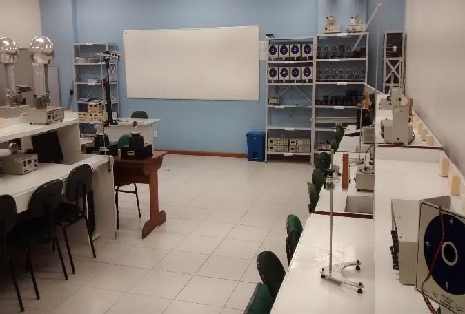 Neste Laboratório são desenvolvidas as atividades práticas da disciplina Física Teórica Experimental 1, de acordo com o seu plano de ensino.