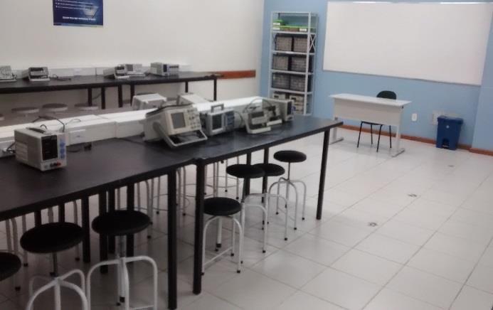 3 Laboratório de Eletricidade e Circuitos Localizado no Térreo da Faculdade, o laboratório de Eletricidade e Circuitos atende todos os cursos de Engenharia da Faculdade Estácio de Belém (Eng.