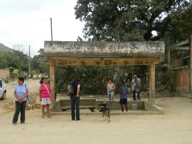 de abastecimento pela primeira linha de São Pedro (Sistema Acari). O Sistema Guandu liga-se ao reservatório de Queimados, o qual atende a área central do município.