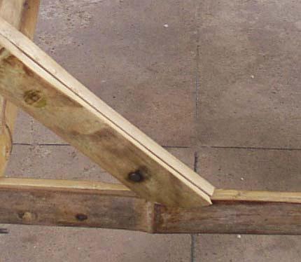 lateral de uma ripa dupla utilizou-se um parafuso de rosca soberba para madeira (3.