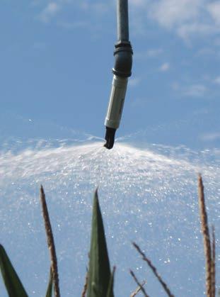 Proporciona uma distribuição de 180º com ótima uniformidade sobre uma grande área para ajudar a reduzir a compactação e o escoamento. O End Spray deve ser instalado em uma conexão fêmea NPT de 1".