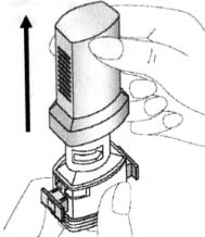 1. uma capa para proteger o bocal do inalador; 2. a base que permite uma liberação adequada do medicamento da cápsula. A base consiste em: 3. bocal; 4. compartimento para a cápsula; 5.
