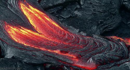 As lavas são materiais no estado líquido, expelidos pelos vulcões a