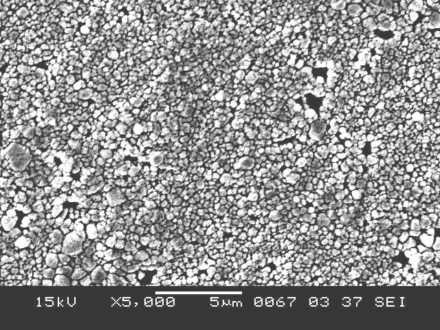 Análises Micrográficas Resultados e Discussão FIGURA 4. 24. Micrografia por MEV de amostra de titanato de bário hidrotérmico dopado com 1,0 mol% de lantânio, sinterizada a 1250 C, por 5h.