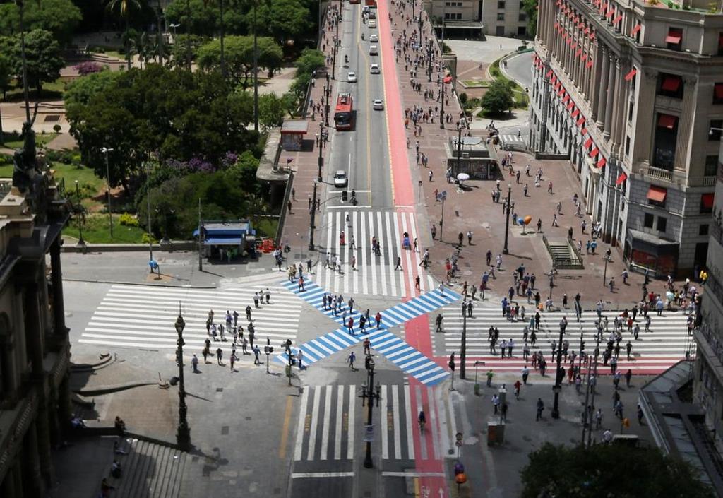 FAIXAS DIAGONAIS Mais segurança para o pedestre Sinalização pioneira no país Esta faixa de pedestres em "X" visa facilitar a vida dos pedestres que, ao invés de efetuarem a