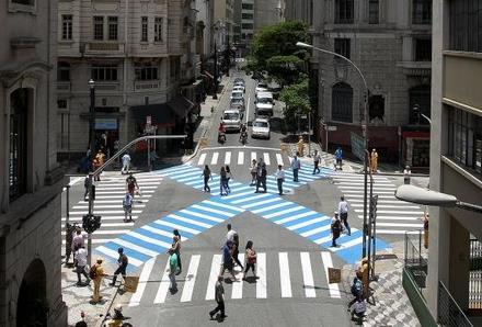 FAIXAS DIAGONAIS A primeira implantação foi no cruzamento entre as Ruas Riachuelo e Cristóvão Colombo.