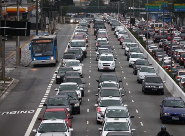 FAIXAS EXCLUSIVAS Prioridade ao transporte público Possibilita aos usuários do transporte público viagens de ônibus em menos tempo, com mais conforto, menor tempo de espera e