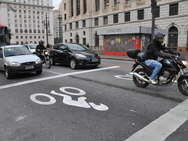 FRENTE SEGURA Sinalização que delimita bolsões de espera para motos.