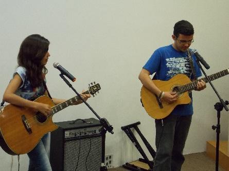 Na atualidade, são vários os trabalhos que envolvem o ensino coletivo ou em grupo, tais como Oscar Dourado, Marcos K. Corrêa, Maria Isabel Montandon, Flávia Cruvinel, entre outros (SOUZA, 2012, p.