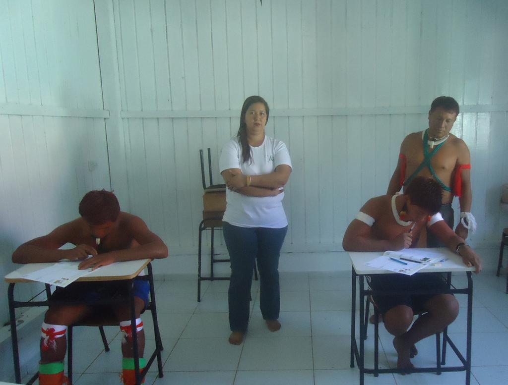 Estudantes da escola indígena Tuparã, em Nova Ubiratã, estado de Mato Grosso, participando da Olimpíada Brasileira de Matemática.