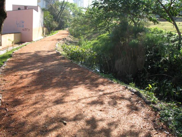 (Fotografias 05 e 06) Fotografia 06 Pista de cooper ao lado do corrego Fotografia 05 Vista frontal do córrego A