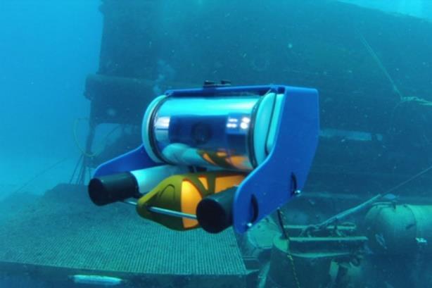 Para realizar um nado de 1km com segurança esse robô aquático precisa estar com pelo menos 5/8 da bateria carregada.